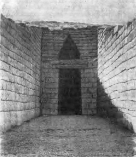 Микены. Гробница Атрея, XIV в. до н. э. Портал (современный вид)