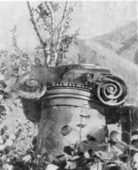 Армения. Гарни. Языческий храм. Капитель промежуточной колонны