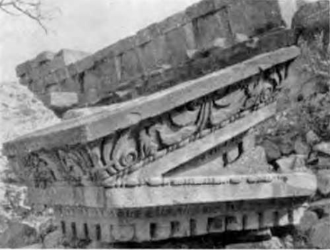 Армения. Гарни. Языческий храм. Угол фронтона