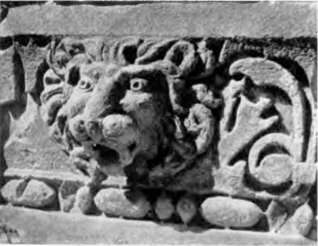 Армения. Гарни. Языческий храм. Голова льва на карнизе