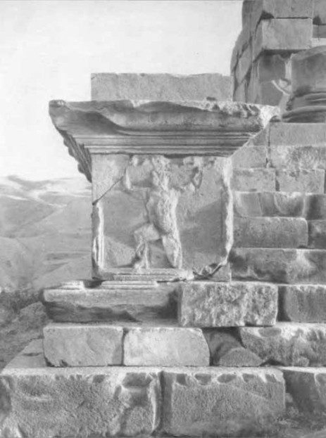 Армения. Гарни. Языческий храм, I в. Фрагмент подиума с изображением атланта