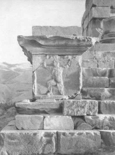 Армения. Гарни. Языческий храм, I в. Фрагмент подиума с изображением атланта