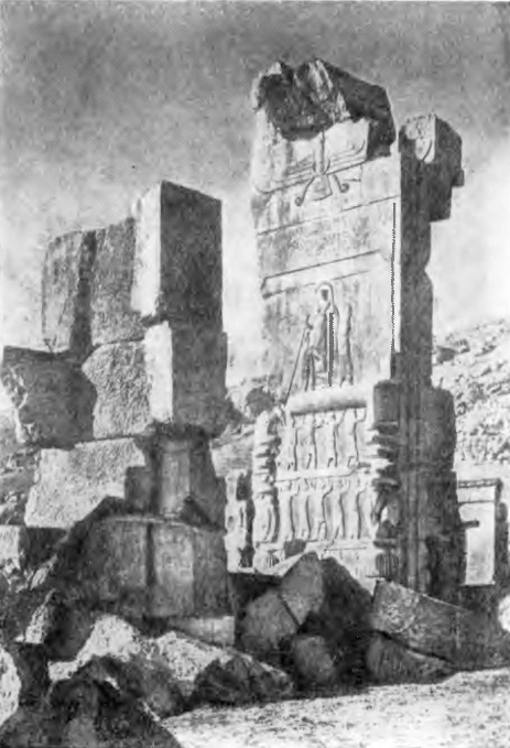 Иран. Персеполь. Зал ста колонн. Пилон с рельефным изображением Артаксеркса I