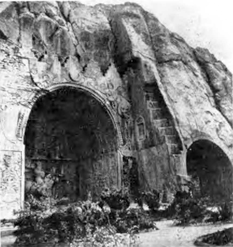 Иран. Гроты Таки-Бустана, IV—V вв. Общий вид