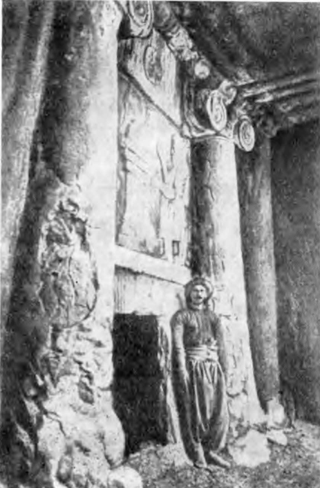 Сурдаш. Гробница Кызкапан, конец VII — начало VI вв. до н. э. Вход