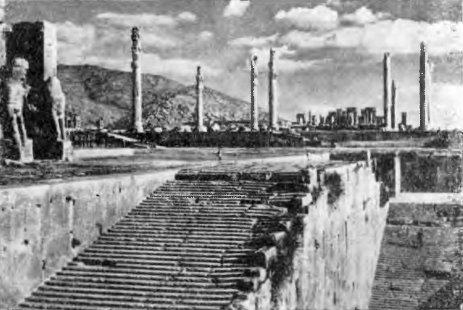 Иран. Персеполь. Пропилеи. Общий вид на платформу со стороны южного входа