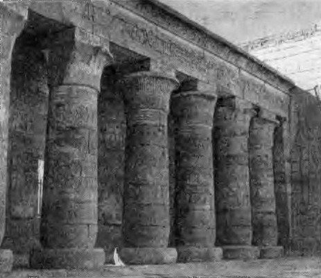 Мединет-Абу. Укрепленный дворец и храм Рамсеса III, 1200—1168 гг. до н. э. Фасад дворца на первом дворе храма Амона