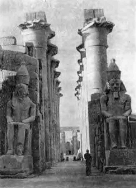 Луксор. Недостроенный гипостильный зал Аменхотепа III. Впереди статуи Рамсеса II
