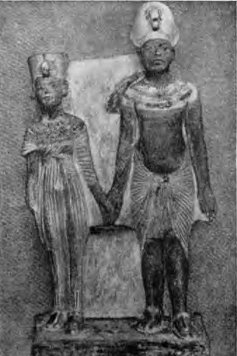 Тель-эль-Амарна. Групповая скульптура, изображающая Эхнатона и Нефертити