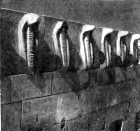 Древнее царство. Саккара. Комплекс пирамиды Джосера. Карниз стены двора с изображением кобр