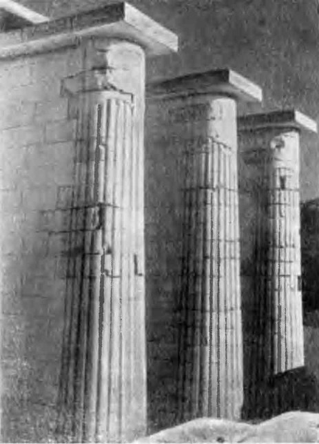 Комплекс пирамиды Джосера: трехчетвертные колонны входного зала. Саккара