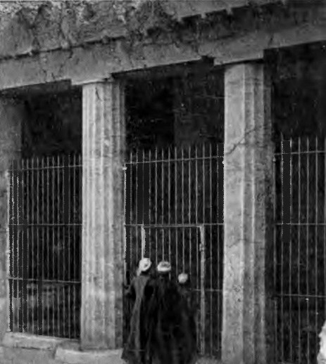 Гробницы знатных вельмож в Бени-Хасане. Наружный портик гробницы Хнумхотепа. XII династия