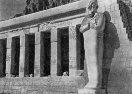  Храм царицы Хатшепсут. Дейр-эль-Бахри. Фрагмент нижнего портика с осирической статуей