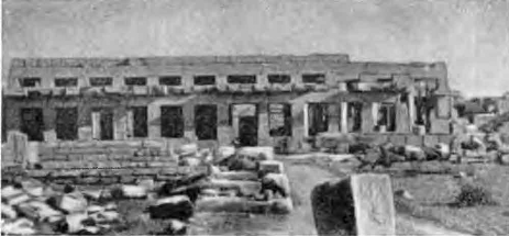 Храмы в Фивах. Карнак. «Праздничный храм» Тутмеса III. Вид с запада