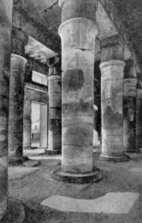 Храмы в Фивах. Карнак. «Праздничный храм» Тутмеса III. Интерьер