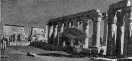 Луксор. Храм Амона — перистиль Аменхотепа III, вид с запада, слева большой двор и пилон Рамсеса II