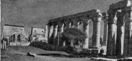 Луксор. Храм Амона — перистиль Аменхотепа III, вид с запада, слева большой двор и пилон Рамсеса II