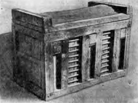 Раннее царство. Саркофаг в форме жилого дома деревянный из гробницы в Таркхане (Музей в Каире)