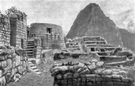 Мачу-Пикчу, около X III в. Общий вид поселения с полукруглым храмом на переднем плане